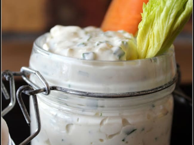 Sour cream and onions dip