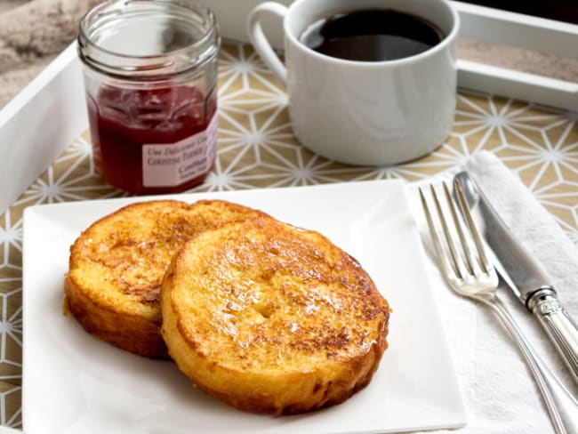 Pain perdu à la brioche (ou brioche perdue) avec de la brioche fraîche