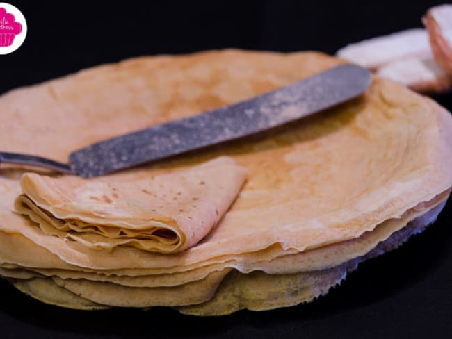 Crêpes à la poudre de biscuits roses