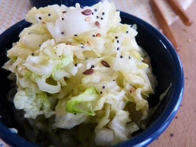 Salade de chou chinois à la japonaise avec sushis ou tempura