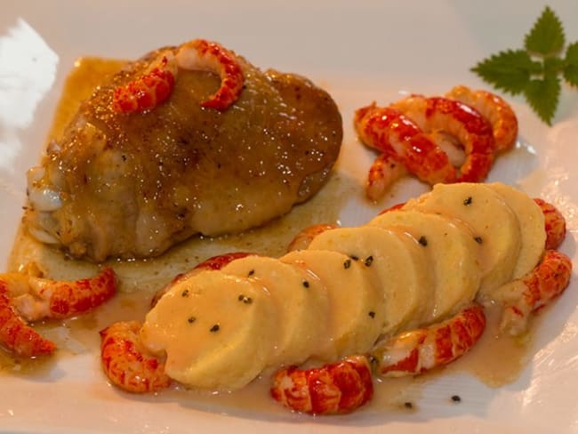 Poulet de Bresse aux écrevisses, quenelle de brochet sauce Nantua