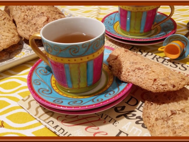 Tuiles aux amandes et éclats de pralin parfait pour les blancs d'oeufs en trop