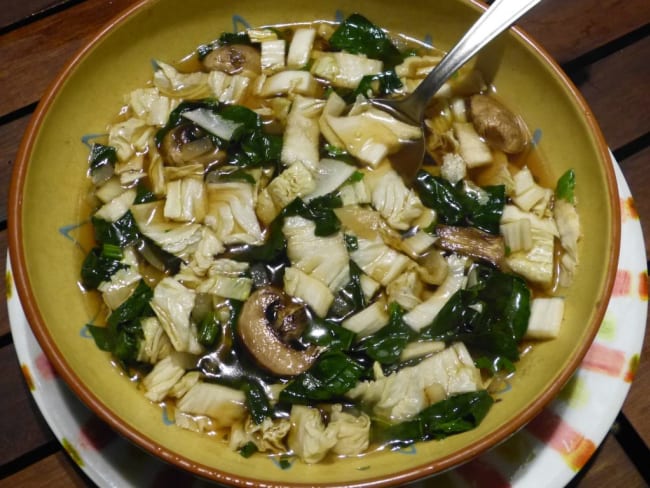 Soupe miso aux épinards, chou chinois et champignons