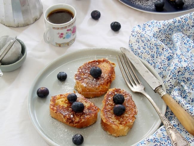 Pain perdu au lait concentré pour le petit déjeuner