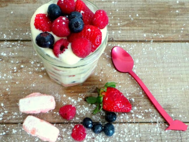 Tiramisu aux fruits rouges et biscuits roses de Reims