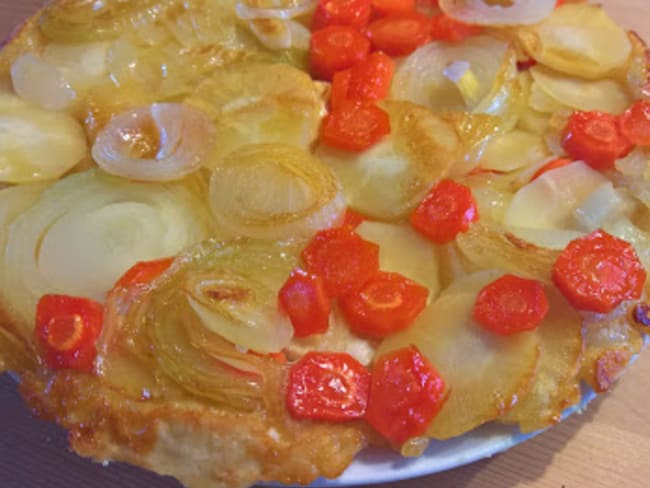 Tarte tatin au chèvre à l’oignon, panais et carottes