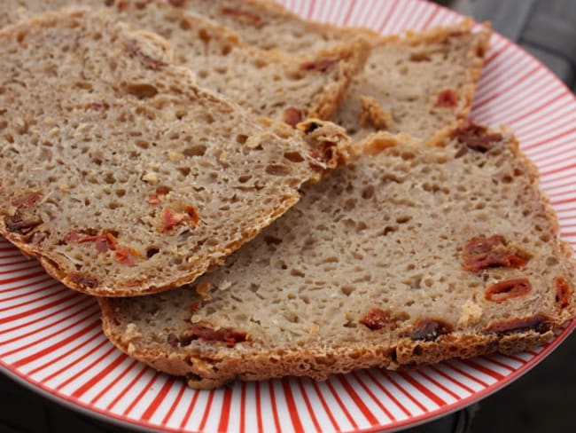 Pain d'épeautre aux tomates séchées, lardons et oignon