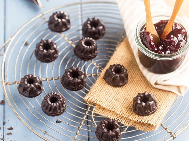 Petits chocolats fourrés à la confiture de framboises