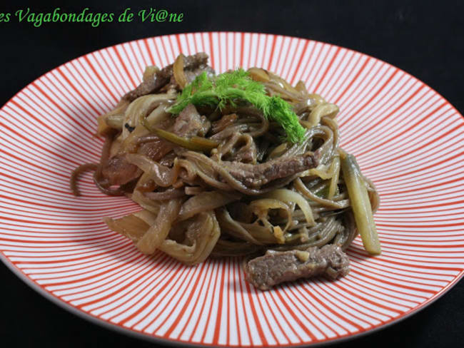 Boeuf au fenouil, oignons et nouilles soba