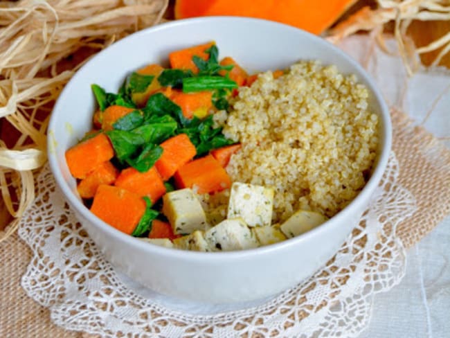 Bol végétal au curry de potiron et épinards, tofu et quinoa