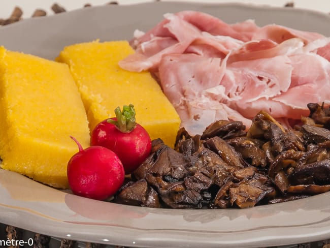 Assiette de polenta, cèpes et chiffonnade de jambon