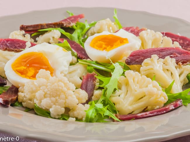 Salade de chou fleur au canard fumé et oeufs