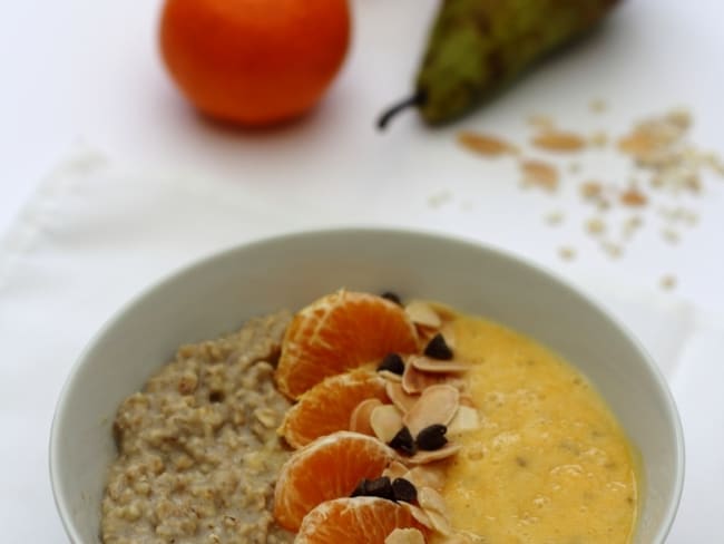 Smoothie porridge bowl, poire et clémentine pour le petit déjeuner