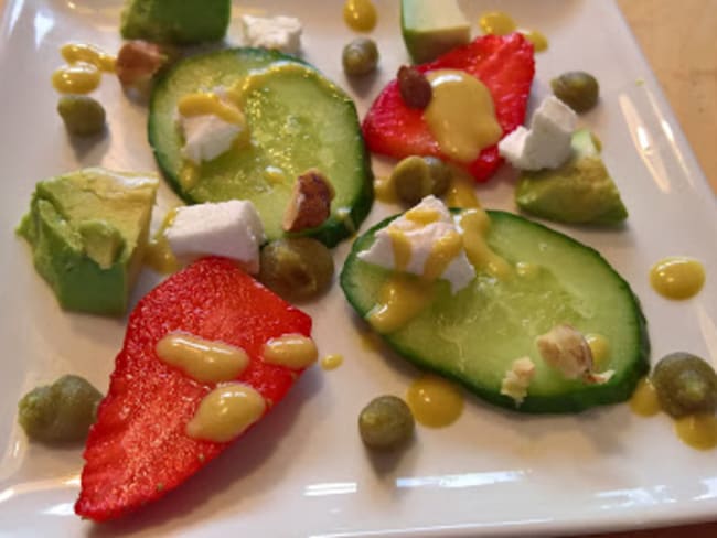 Salade de fraises, avocat et fromage de chèvre