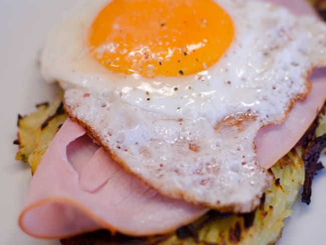 Rösti au jambon avec un oeuf au plat