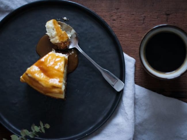 Cheesecake au chèvre frais, pommes et sauce caramel