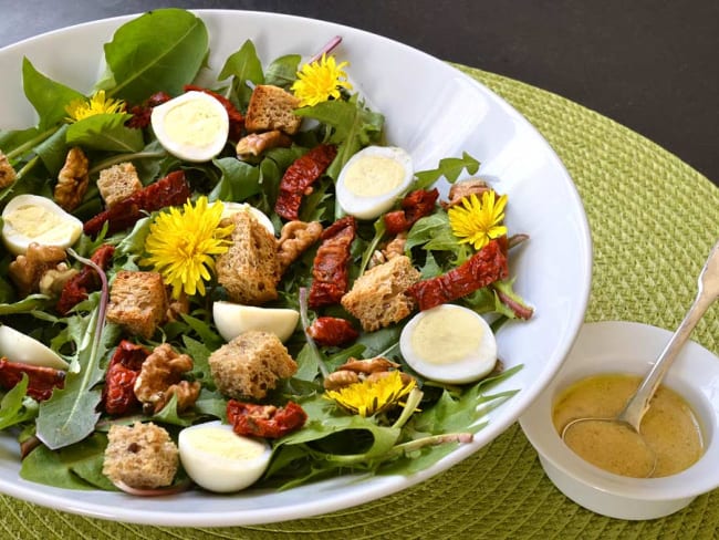 Salade de pissenlits aux oeufs de caille pour une entrée originale