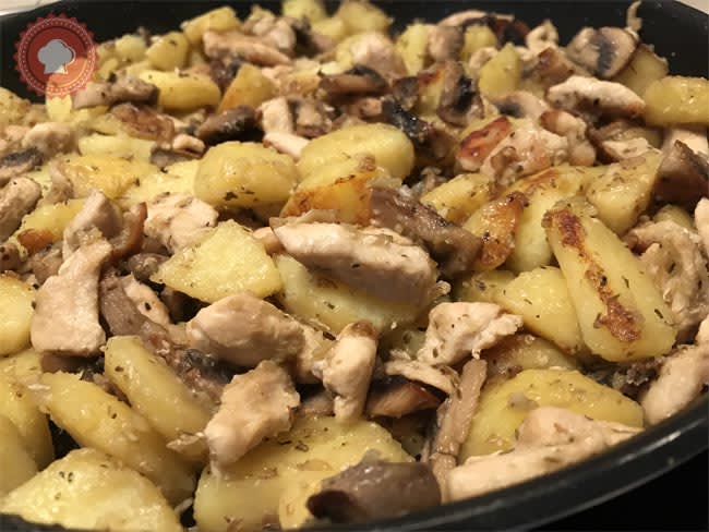 Poêlée de pommes de terre, champignons et poulet