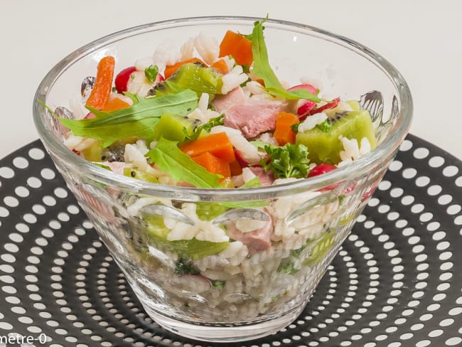 Salade de riz au jambon, carotte, kiwi et roquette