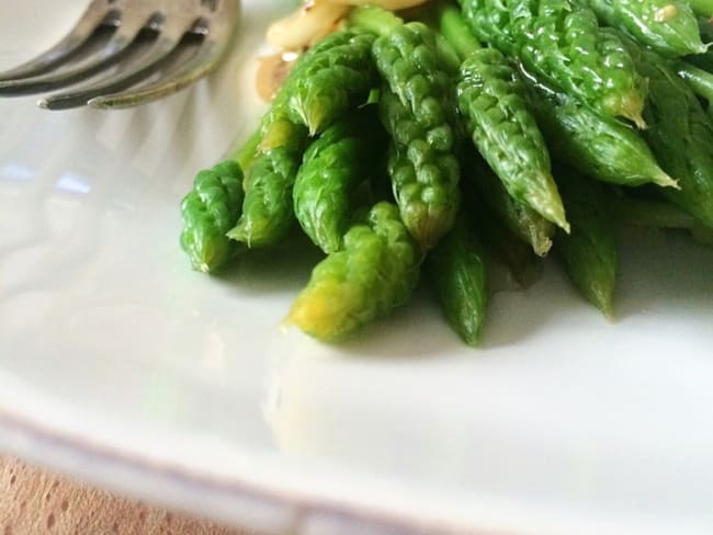 Salade d'asperges sauvages, vinaigrette à l'oignon et moutarde à l'ancienne