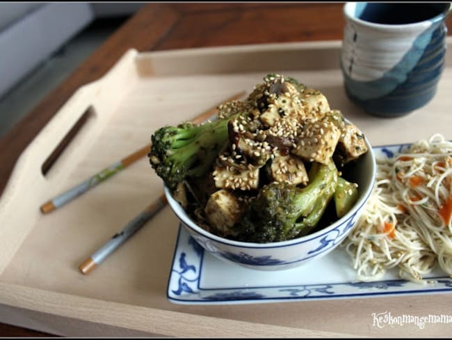 Tofu sauté sauce hoisin , brocolis , champignons et nouilles de blé