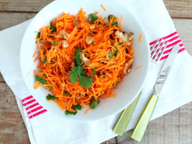 Salade de carottes, noix, raisins secs et cannelle