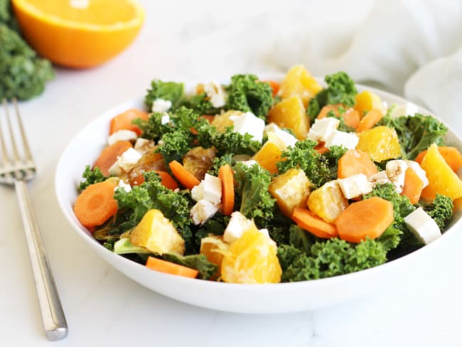 Salade healthy de chou kale à l’orange, carotte et feta