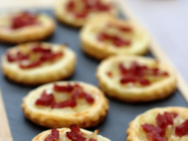 Tartelettes salées, oignon caramélisé et bacon