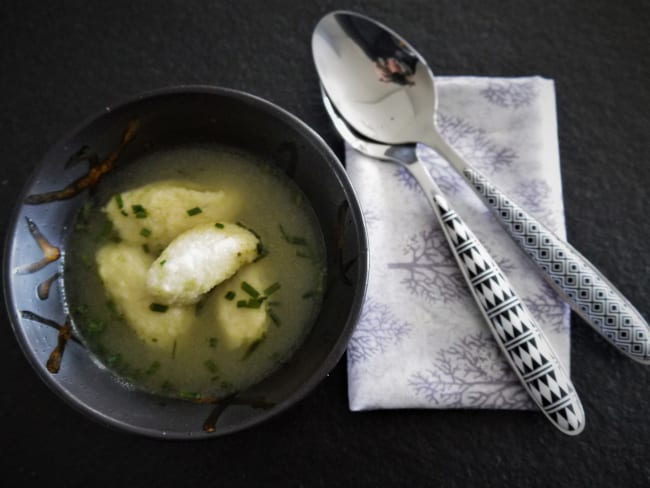 Bouillon aux quenelles de semoule fine : une spécialité autrichienne