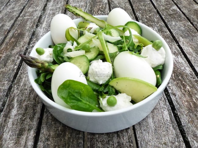 Salade printanière bicolore de légumes crus au chèvre frais avec ou sans œufs