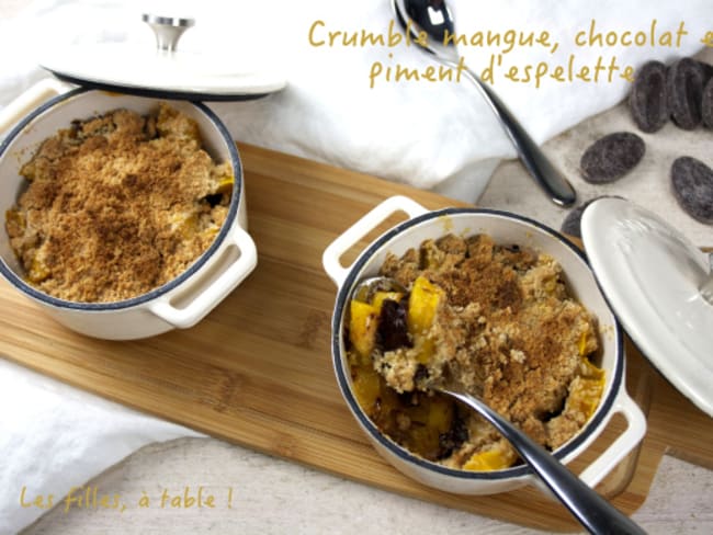 Crumble mangue, chocolat noir et piment d’espelette