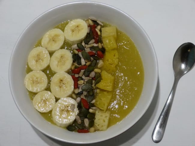 Smoothie bowl aux graines, ananas et banane