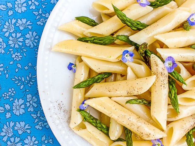 Pâtes fraîches aux asperges sauvages et parmesan végétal