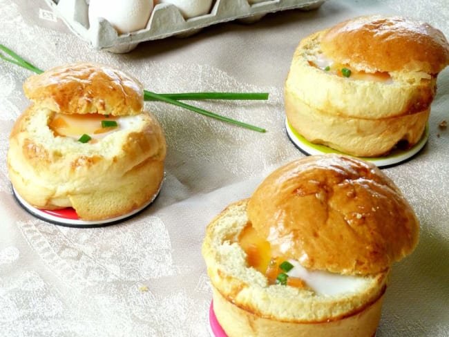 Petites brioches surprises: oeuf cocotte, saumon fumé et ciboulette