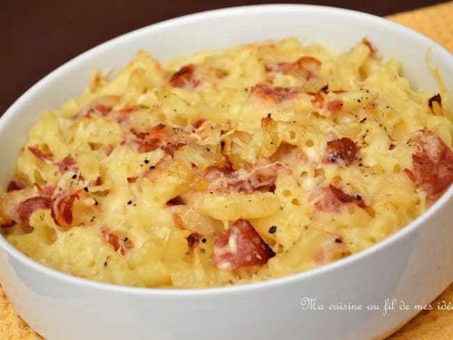 Gratin de macaroni ou mac and cheese aux oignons et à la pancetta