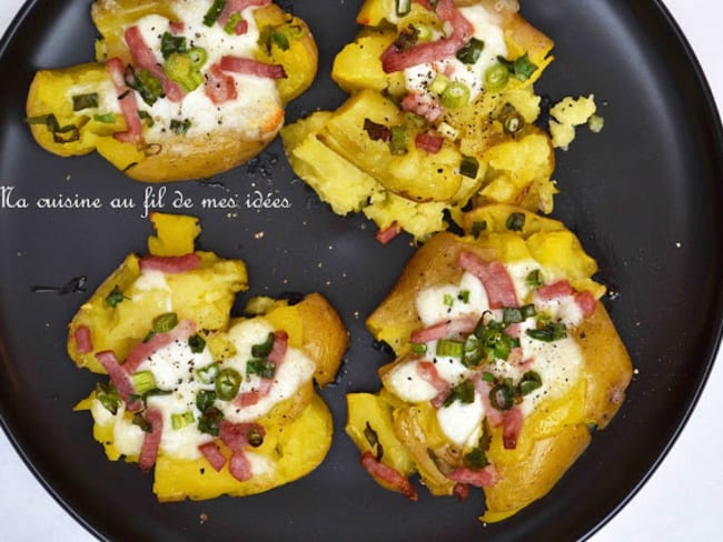 Pommes de terre tapées à la mozzarella, lardons et jeunes oignons