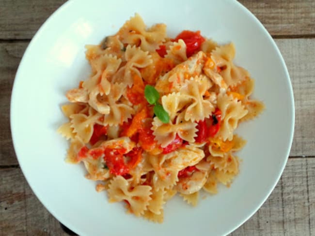 Poêlée de poulet, tomates cerises, parmesan et farfalle