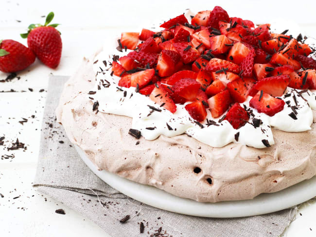 Pavlova au chocolat et à la fraise