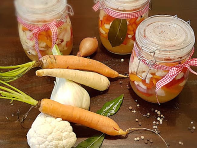 Pickles de légumes de printemps en bocal au vinaigre