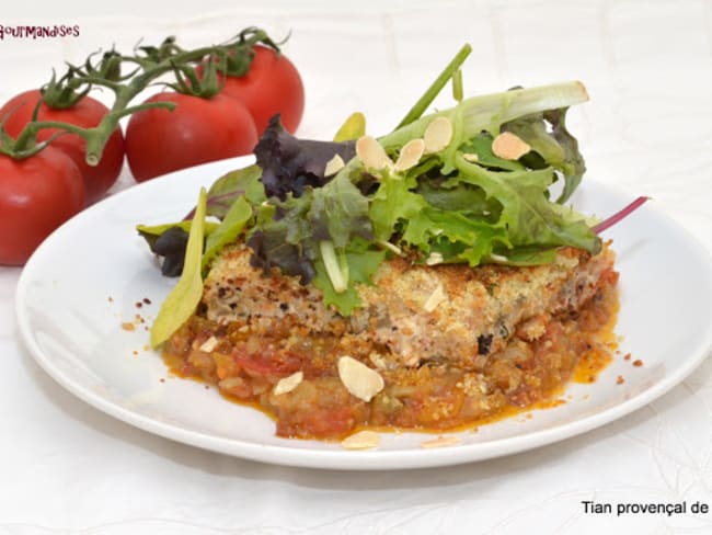 Tian provençal de légumes au fromage de chèvre et mesclun de salade aux amandes torréfiées.