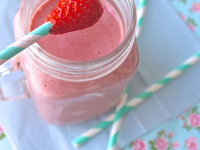 Smoothie fraises, framboises, banane et poudre de baobab