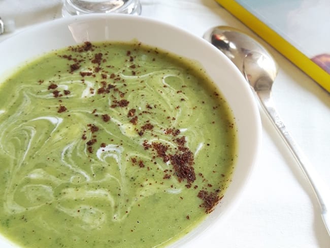 Soupe froide de courgette, lait de noix de coco et sumac