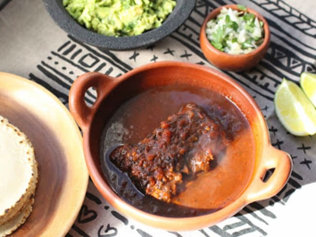 Birria d'agneau en cocotte lutée comme au Mexique