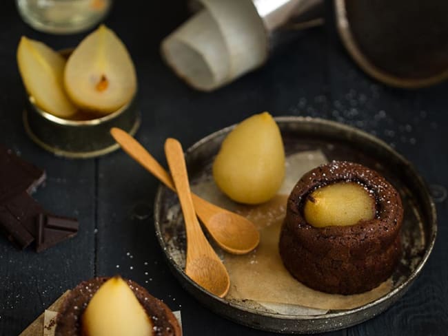 Moelleux au chocolat et mini poires rafraîchies à l’eau de vie