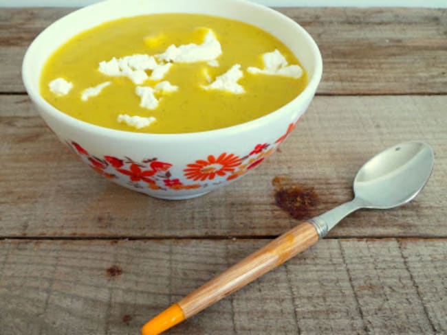 Soupe courgettes, carottes, fromage de chèvre et curry