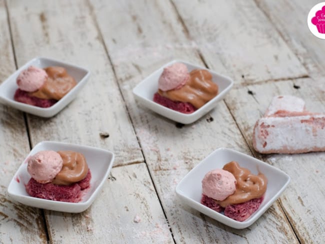 Verrines de mousse de fraises, biscuits roses, coulis de cassis et petite meringue
