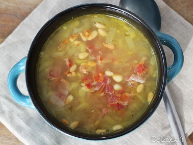 Soupe de poireau à la pancetta et aux pignons