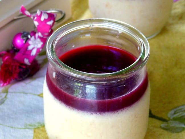 Panna cotta au litchi et coulis de framboises