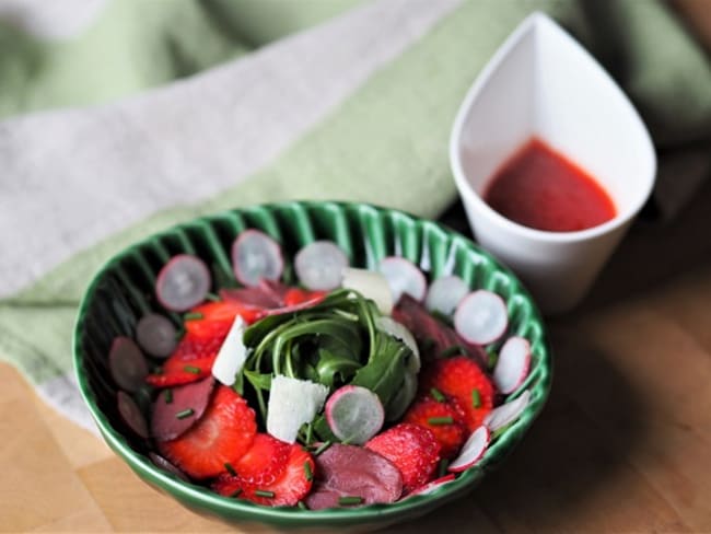 Salade composée roquette, magret de canard et vinaigrette à la fraise