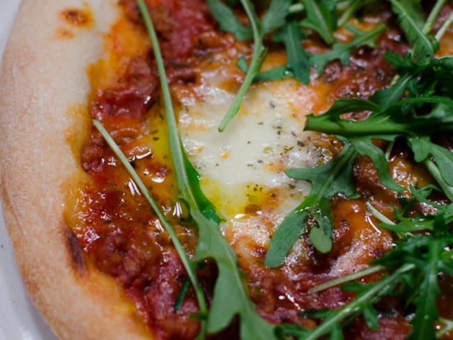 Pizza à la sauce bolognaise et à la roquette